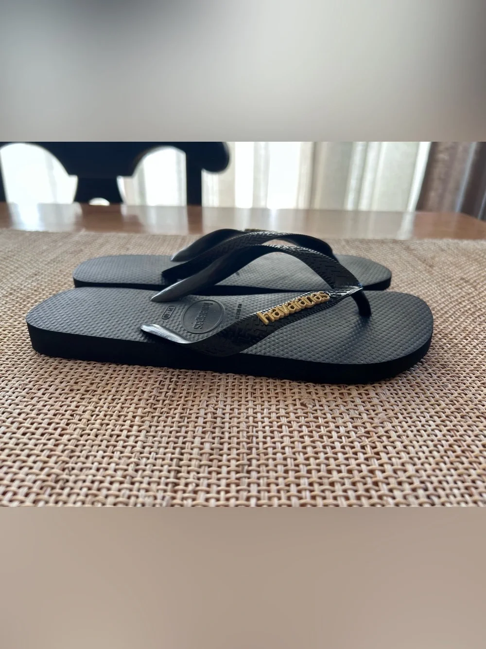 NWOT Havaianas Black Flip Flop Sandal w/Gold Metallic Logo. Size 39/40 or 9/10.